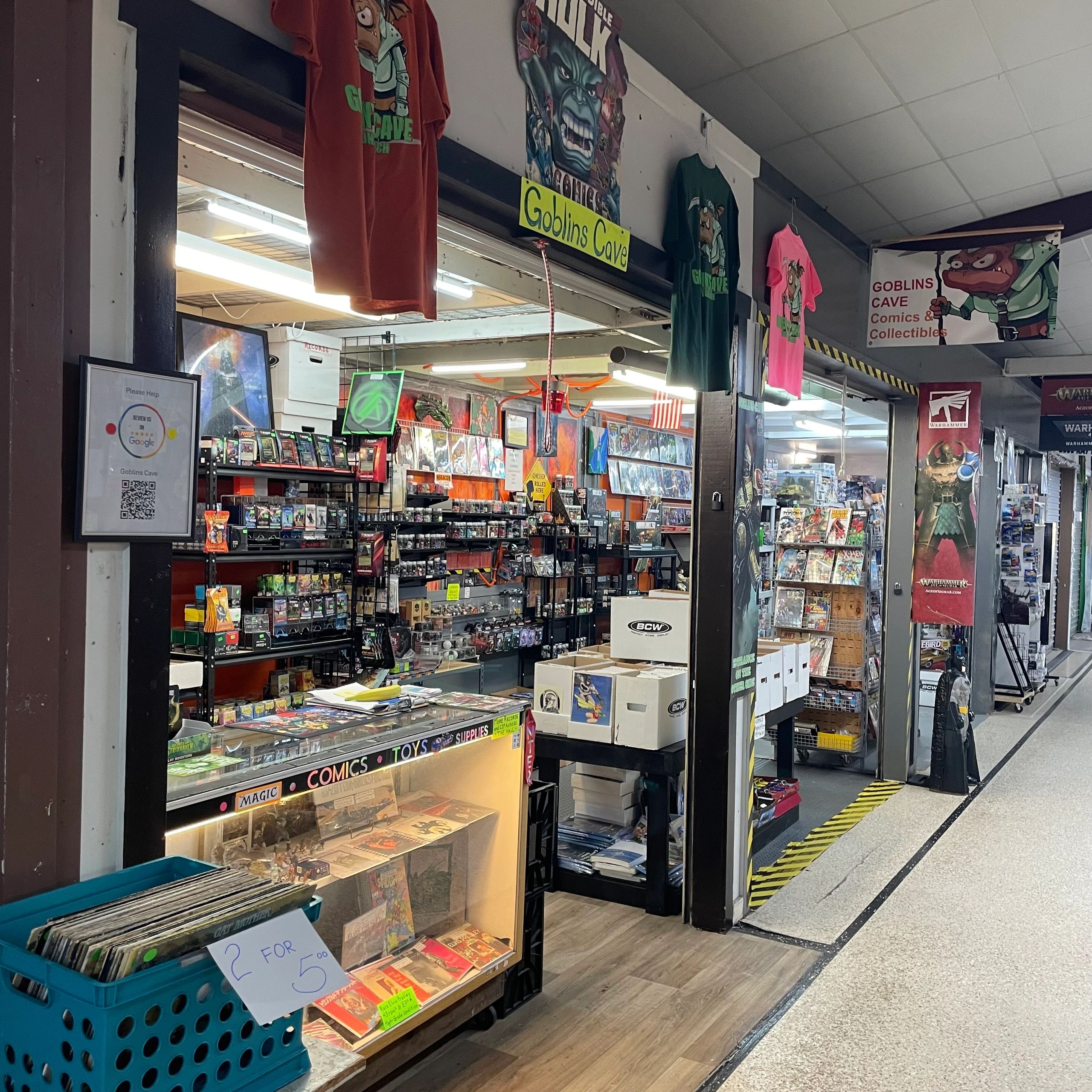 Comic and collectible store with Warhammer, model kits and collectibles.